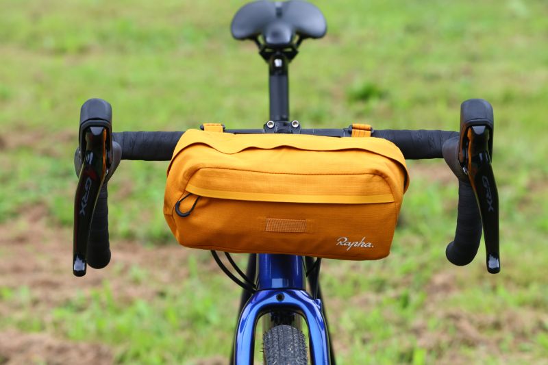 2本のストラップをハンドルに、細いストレッチコードをヘッドチューブ