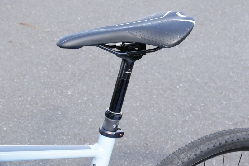 40mmストロークのサスペンション機能を備えたドロッパーシートポストを