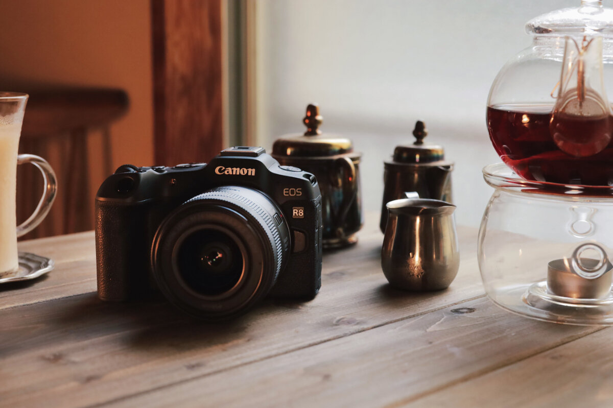 喫茶トラノコクがCanon EOS R8で撮影。見る人の心をつかむテーブル