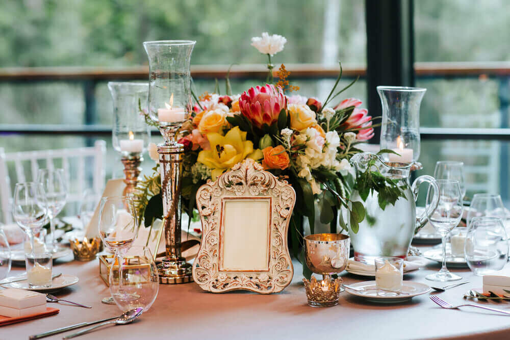 テーブル装飾のアイディアが知りたい！結婚式を華やかに演出する
