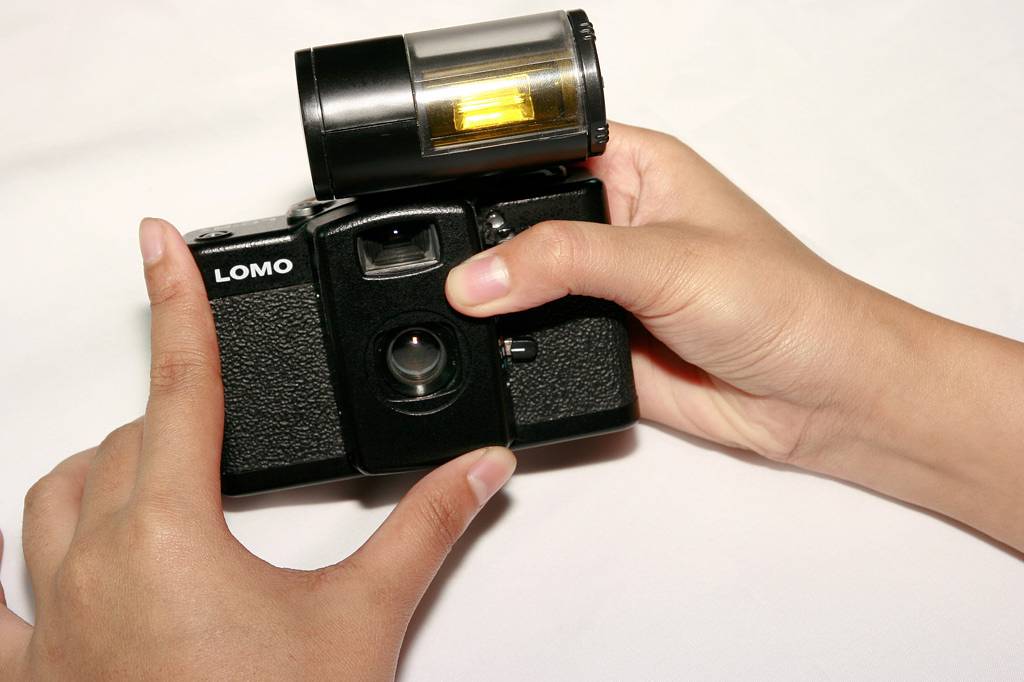 How do I attach the Lomography Colorsplash flash to my · Lomography