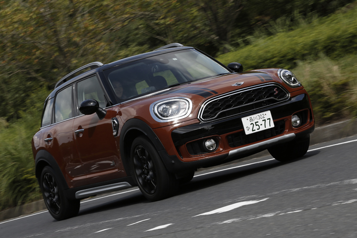 MINI 新型クロスオーバー 試乗｜ミニらしさを残しつつ、見た目も走りも
