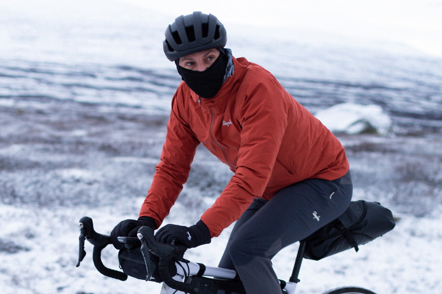 ラファのエクスプロアシリーズに新作ジャケット＆パンツ登場｜Rapha