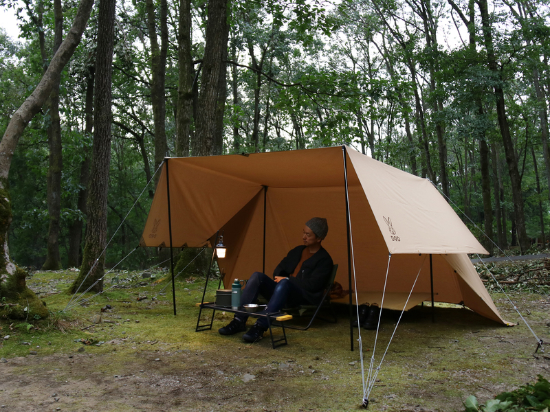 大自然の中、布一枚手に、頭を使え。キャンパーの創意工夫が試される