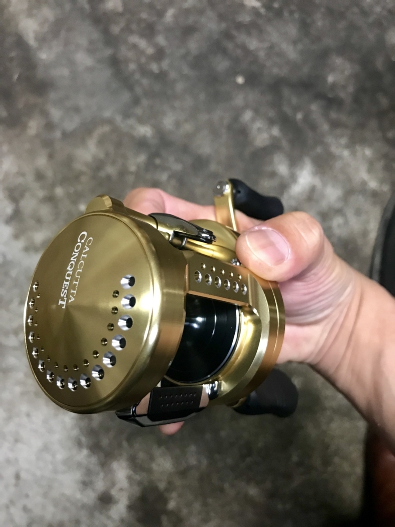 デカイルアー・デカイ魚に！！！ シマノ カルカッタコンクエスト 400