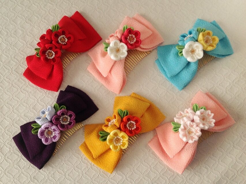 つまみ細工〉ちりめんリボンと桜三輪のコーム(サーモンピンク) | iichi