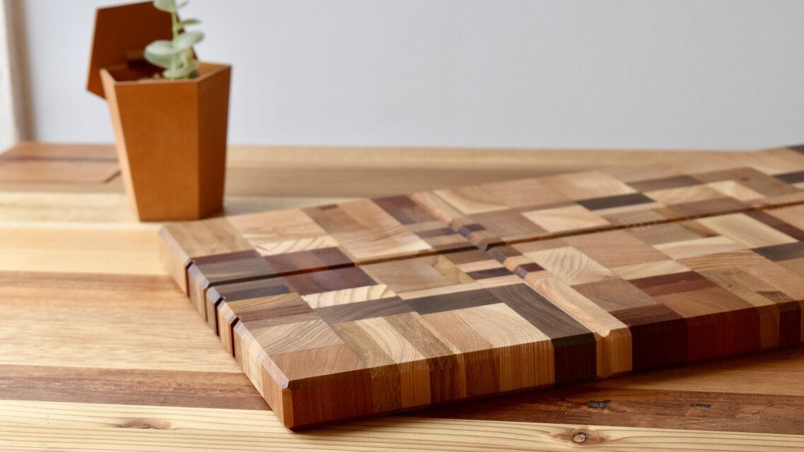 廃材木クロスlineカッティングボード | iichi 日々の暮らしを心地よく