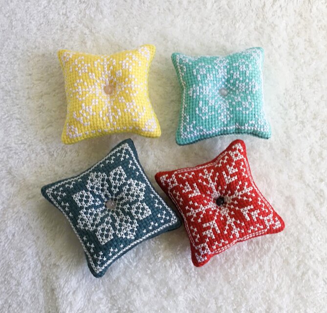 クロスステッチの小さめピンクッション・四色展開 | iichi 日々の