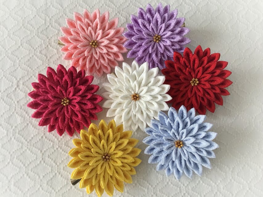 つまみ細工〉菊大輪の髪飾り(サーモンピンク) | iichi 日々の暮らしを