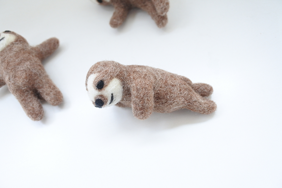 なまけもののナマケモノ（横寝2） | iichi 日々の暮らしを心地よく