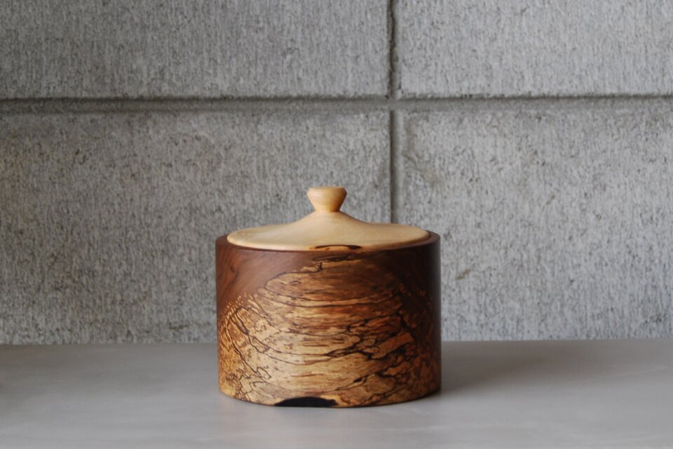 ウォールナット×トチの蓋つき小物入れ | iichi 日々の暮らしを心地よく