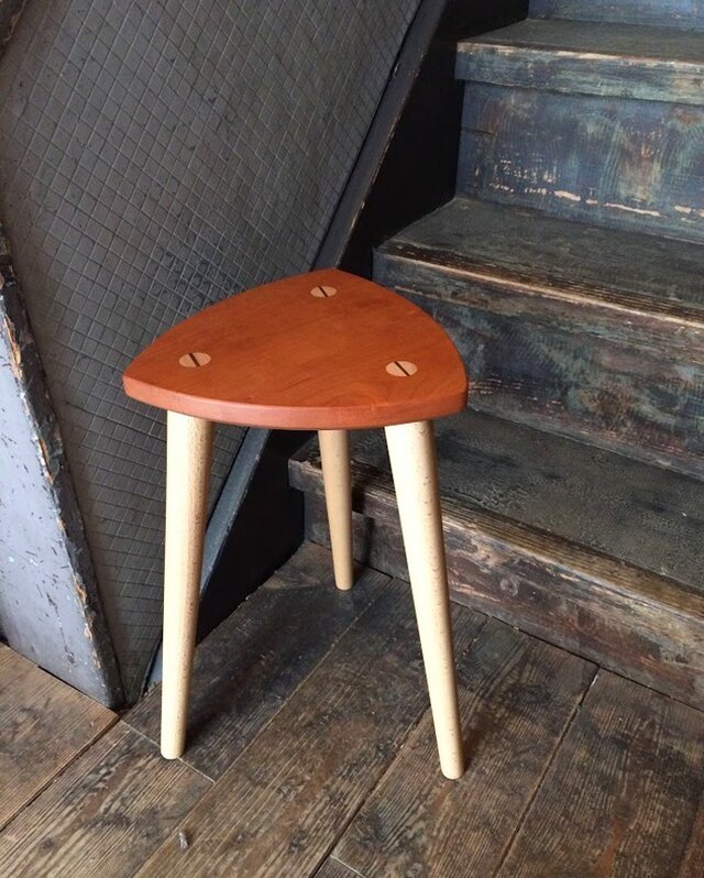 三角スツール チェリー | iichi 日々の暮らしを心地よくする