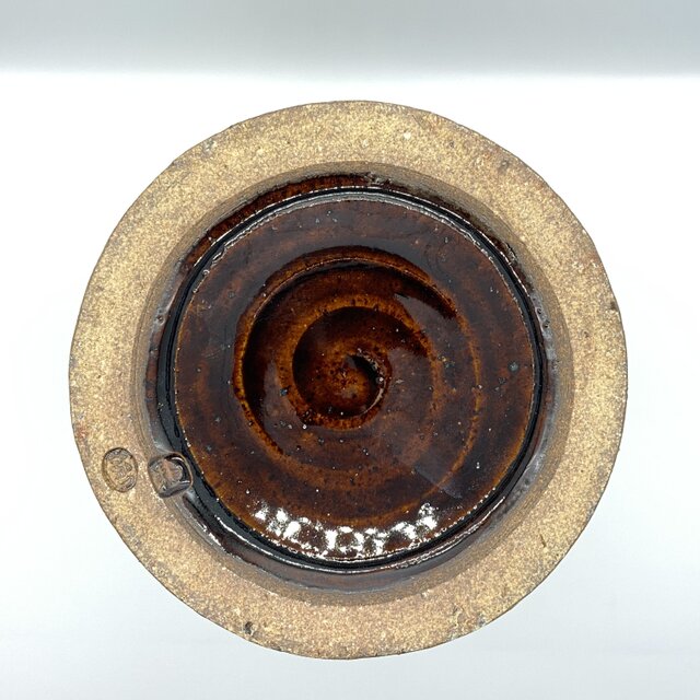 幾何学模様のモダンな黒飴釉刻文三角花入 桐箱付き 【花瓶 手仕事 民藝