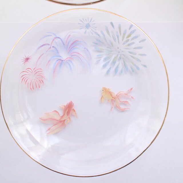水面に映る花火と金魚のガラスプレート | iichi 日々の暮らしを