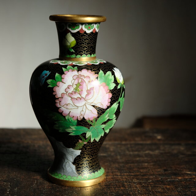 シノワズリな雰囲気◇花と蝶々 中国産 七宝焼 花瓶 芍薬 壺 チャイナ