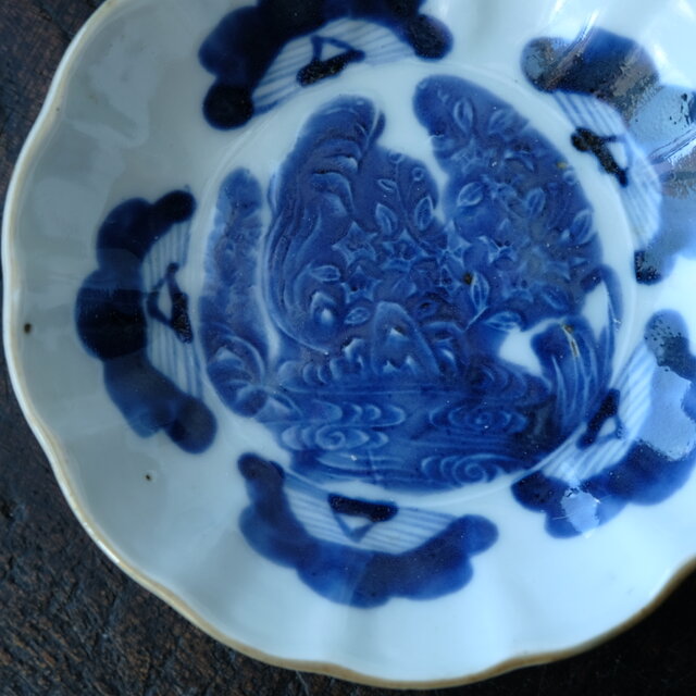 青と白のコントラスト◇草花の絵付け。伊万里 染付陽刻膾皿 器 骨董