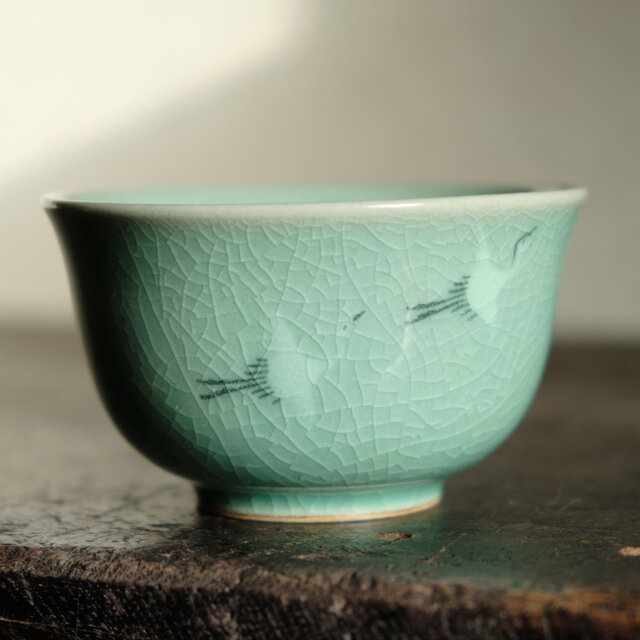 美しい貫入◇青磁で素敵。雲鶴文韓国産高麗青磁湯呑み 茶器 暮らしに