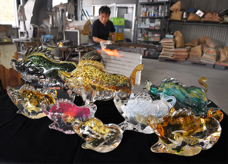 マルティグラス：干支ガラス置物作り進む 福岡・福津 | 毎日新聞