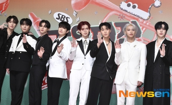 PHOTO】ATEEZ「2024 SBS歌謡大典」レッドカーペットに登場 - Kstyle