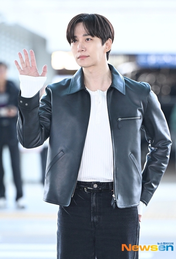 PHOTO】2PM ジュノ、日本スケジュールのため出国…クールな魅力（動画