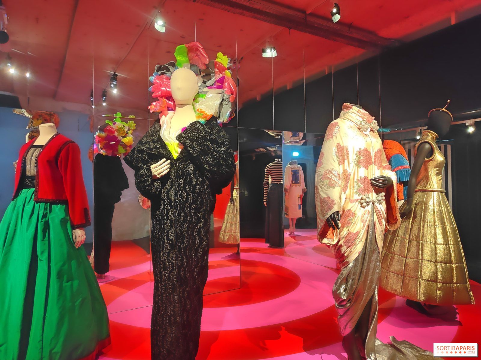 ポール・ポワレ、モードは祝祭である：MADのクチュリエと調香師