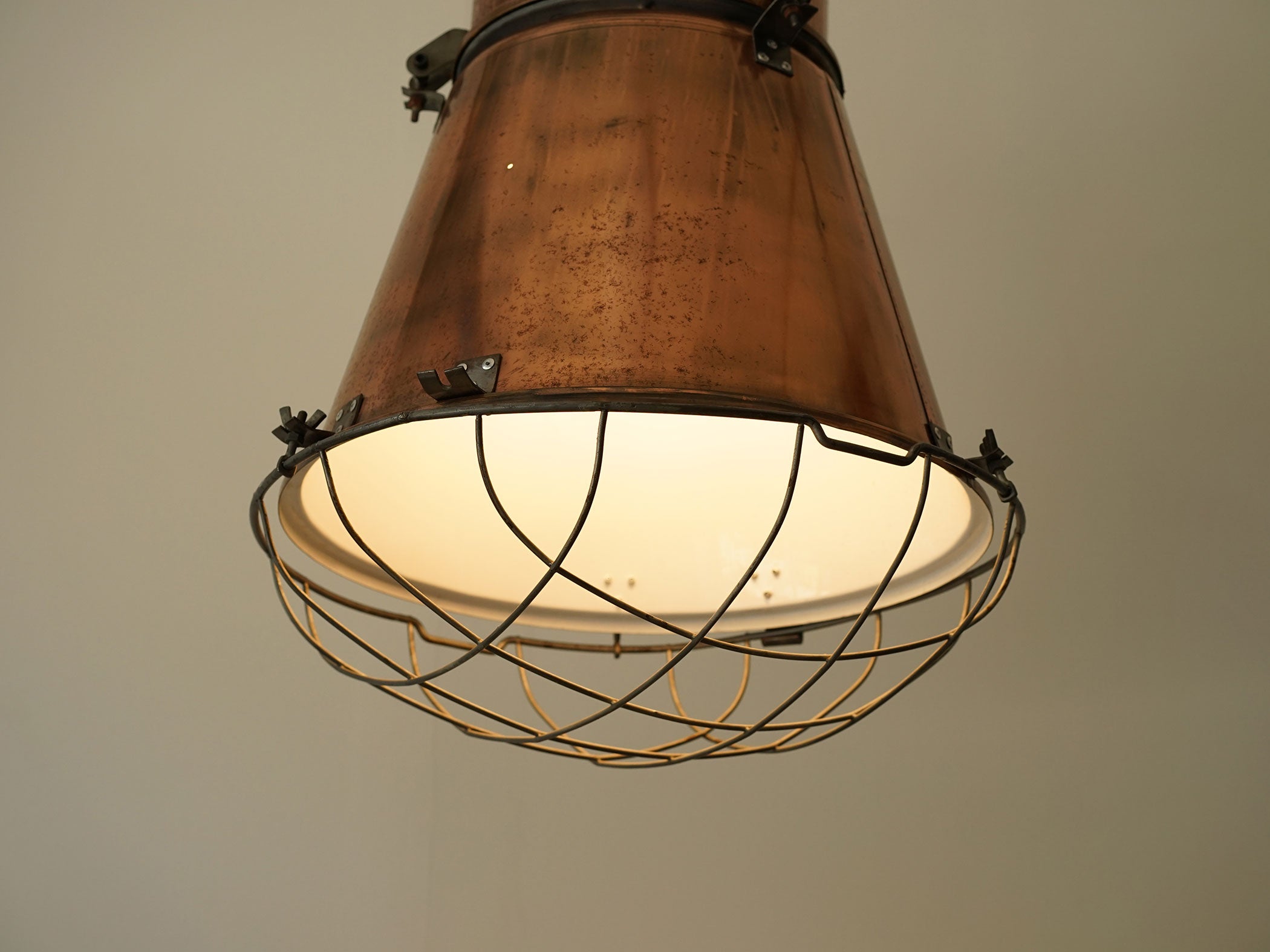 工業用ランプ 20世紀後半製造 大きなヴィンテージペンダントランプ