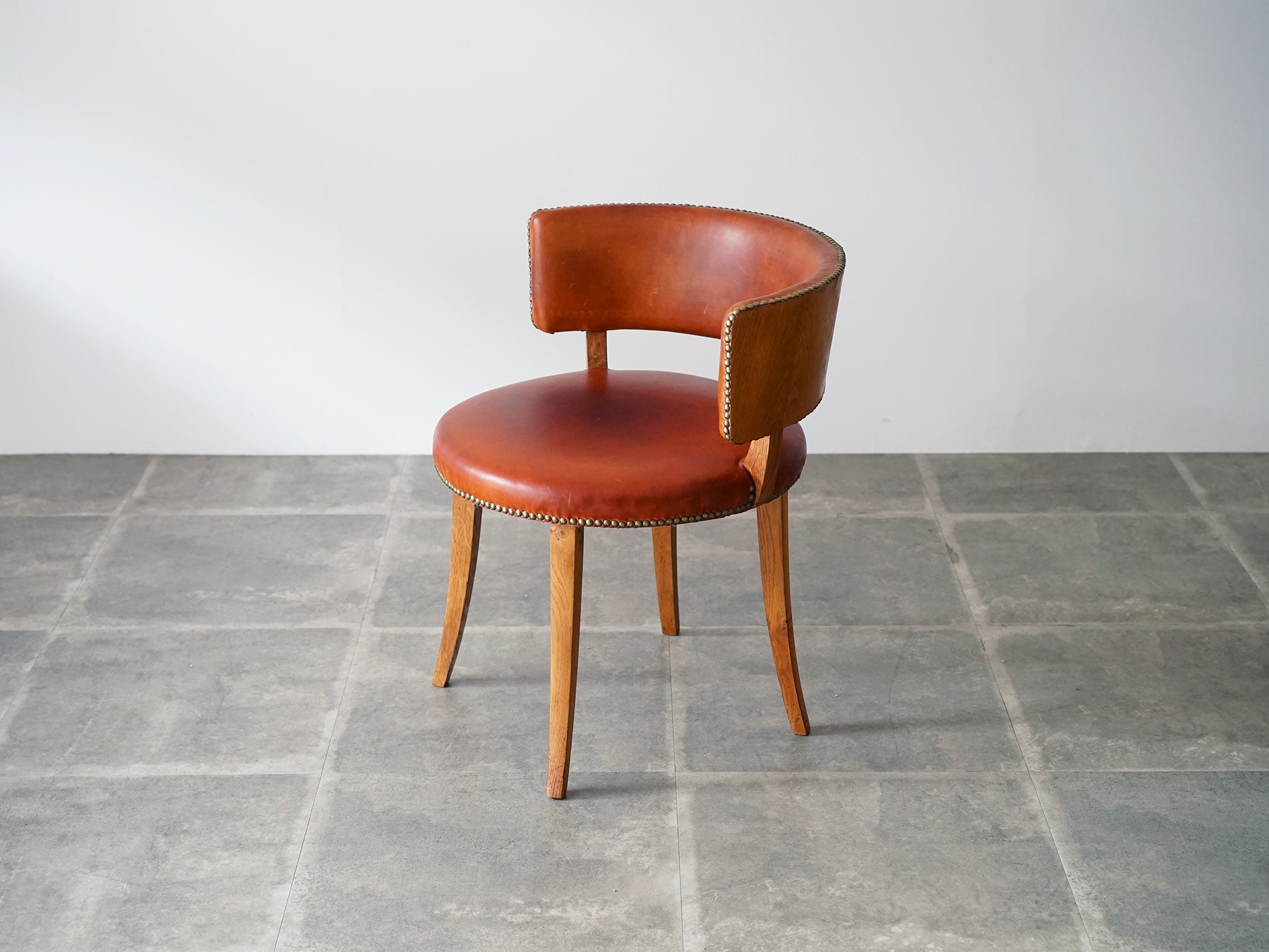 デンマークデザイン レザー張りのアームチェア 丸い背もたれにアーチの