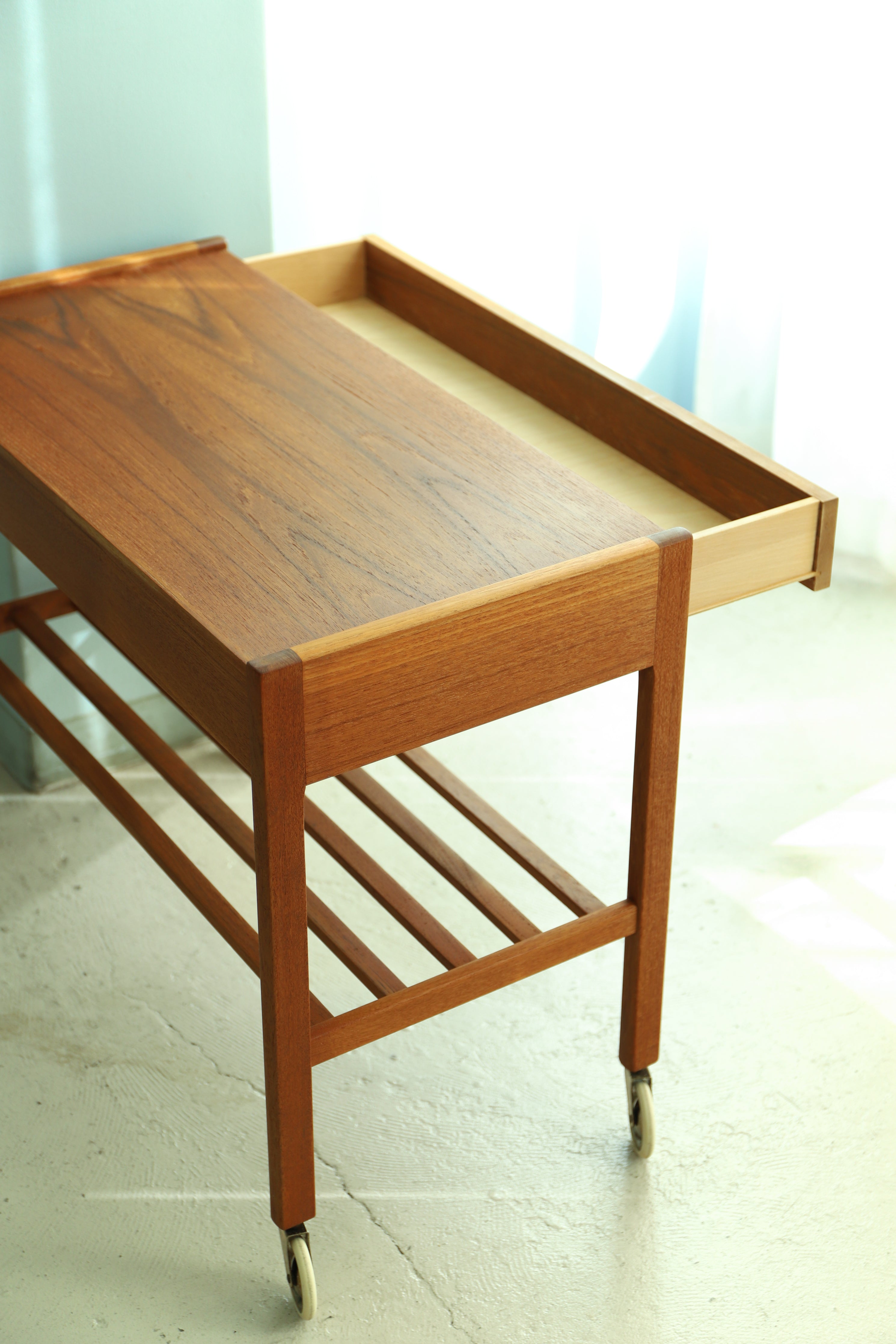 スウェーデンヴィンテージ サイドテーブル キャスター付き 北欧家具