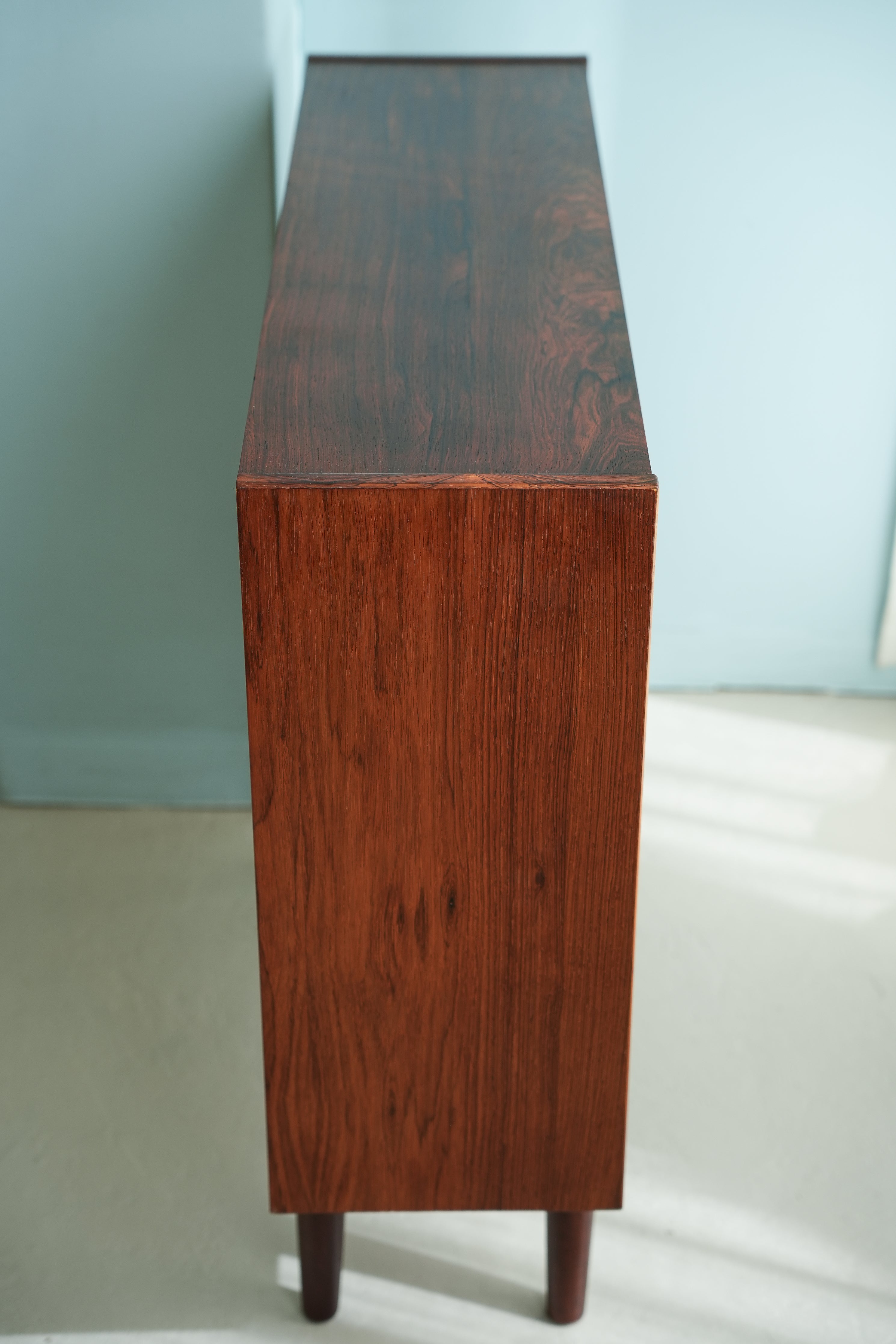 デンマークヴィンテージ ガラスキャビネット シェルフ ローズウッド