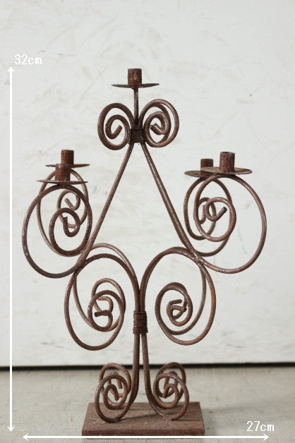 味わい深くなったアイアンがかっこいいキャンドルスタンド イギリス