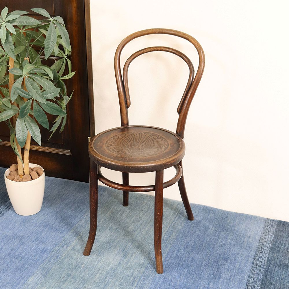 座面のエンボス模様も素敵♪ ベントウッドチェア VC110-099001