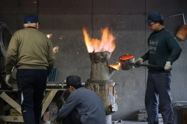 南部鉄器 砂鉄製鉄瓶 | 尾垂型 桜 | 1.8L | 薫山工房