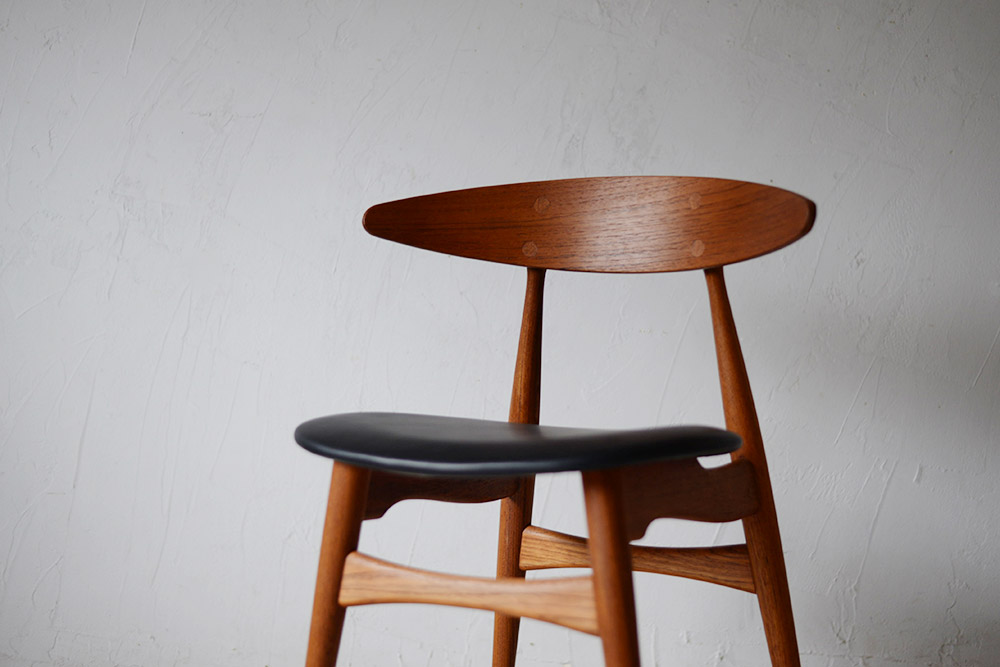 美しい弧を描く上品なチェア、ハンス・J・ウェグナーの名作「CH33」の