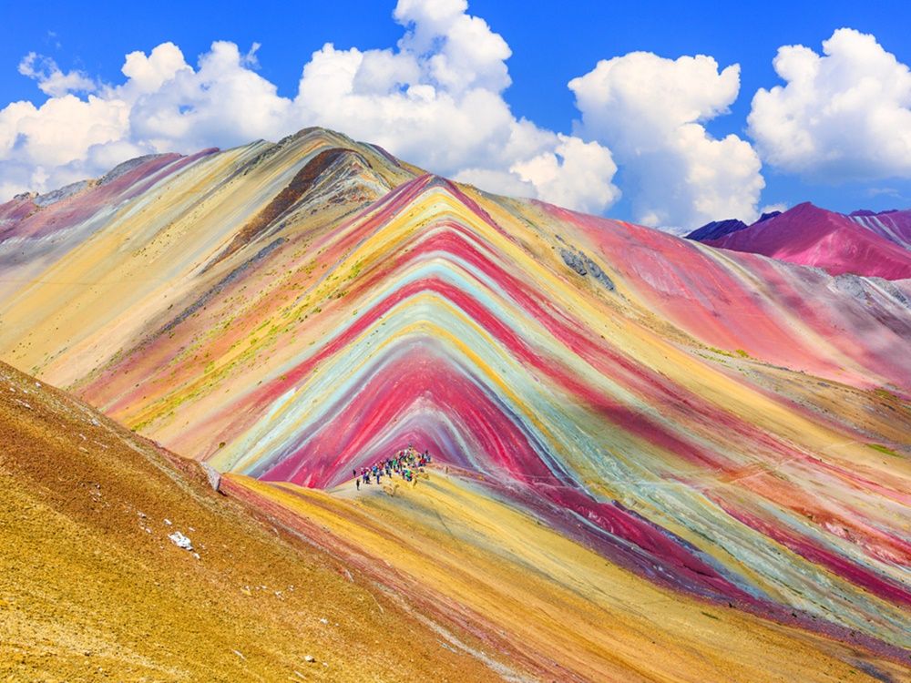 虹色に染まる奇跡の山！絶景レインボーマウンテン 日帰りツアー＜1日
