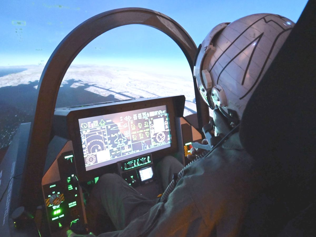 戦闘機フライトシミュレーター 本格的なコックピットでフライト操縦
