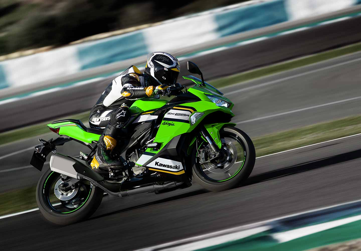 Kawasaki Ninja ZX-25R |スーパースポーツモデル|並列4気筒エンジンを