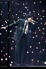 BTS・SUGA、ヴァレンティノの特別衣装でコンサート登場 ジャケットに