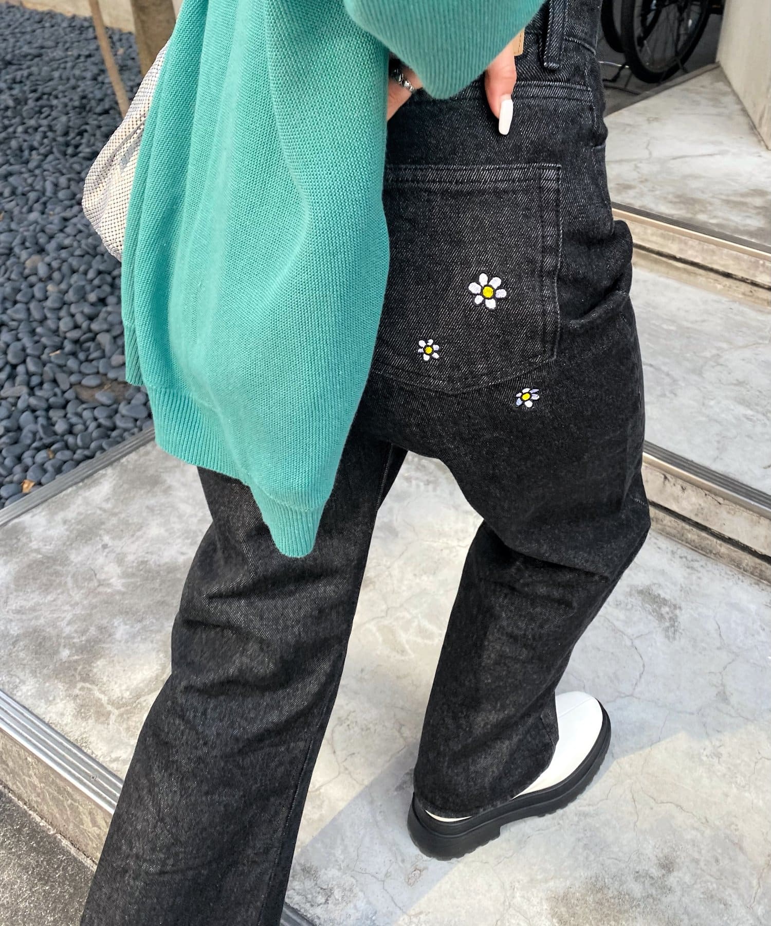フラワー刺繍デニム | WHO'S WHO gallery(フーズフーギャラリー