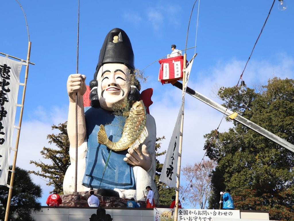 高さ20メートル「日本一のえびす様」ですす払い 栃木・真岡 - 産経