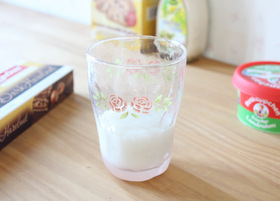 マニー ステンシルローズ 陶器 － フレンチカントリーのバラ柄、レース