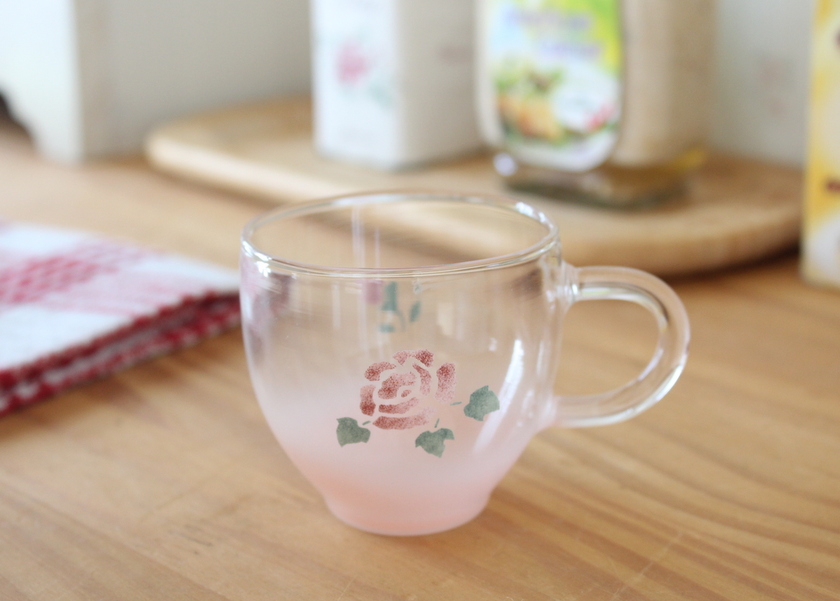 マニーローズ ガラス ミニティーカップ － フレンチカントリーのバラ柄