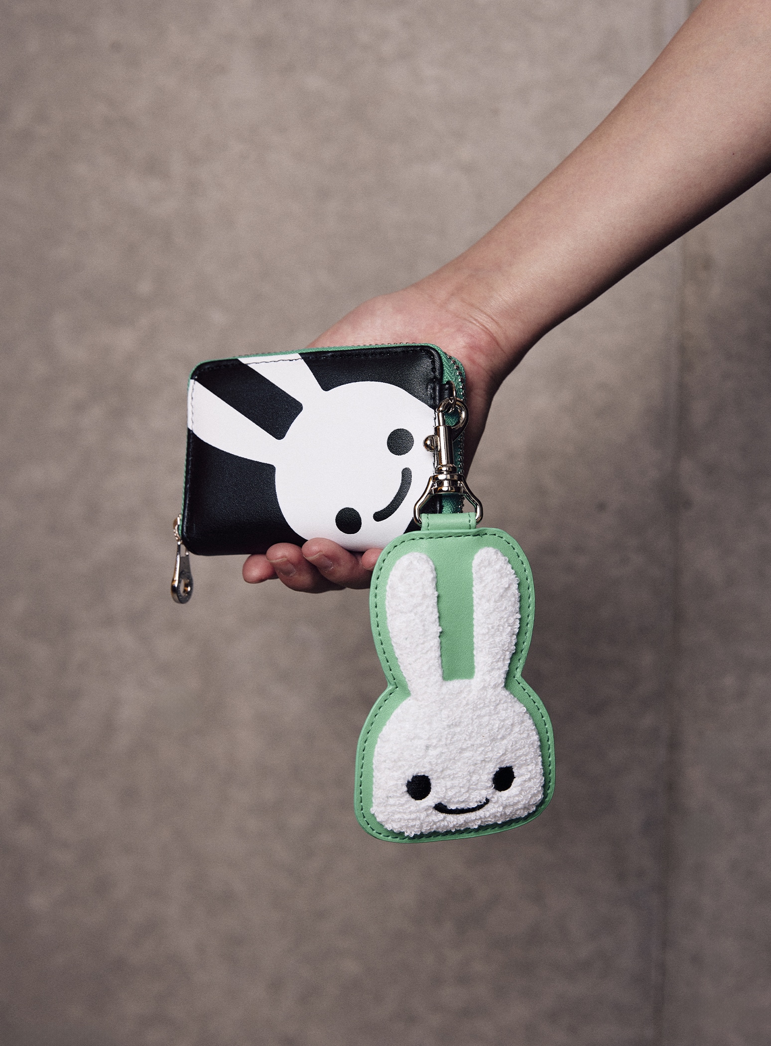 もこもこウサギストラップ+カードコインケース｜ウサギがいる｜CUNE