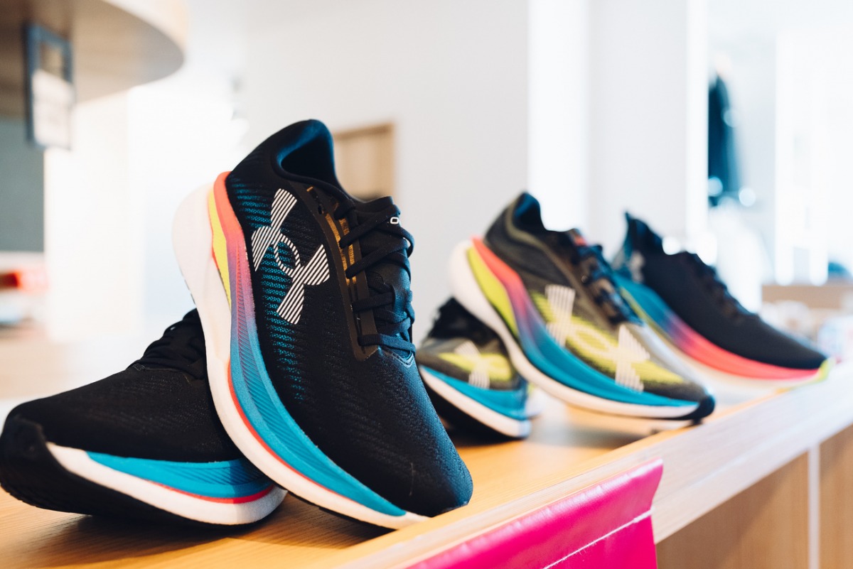 アンダーアーマー最新作『VELOCITI ELITE 3』発表！プレート搭載モデル