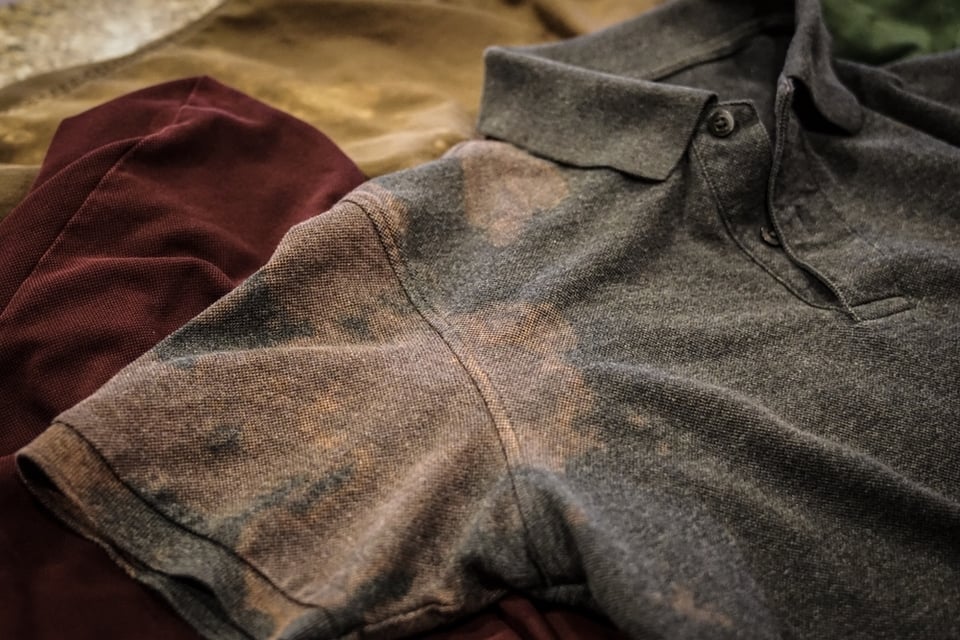 漂白剤での色落ち｜服は復活する？変色を直す方法は？ | コジカジ