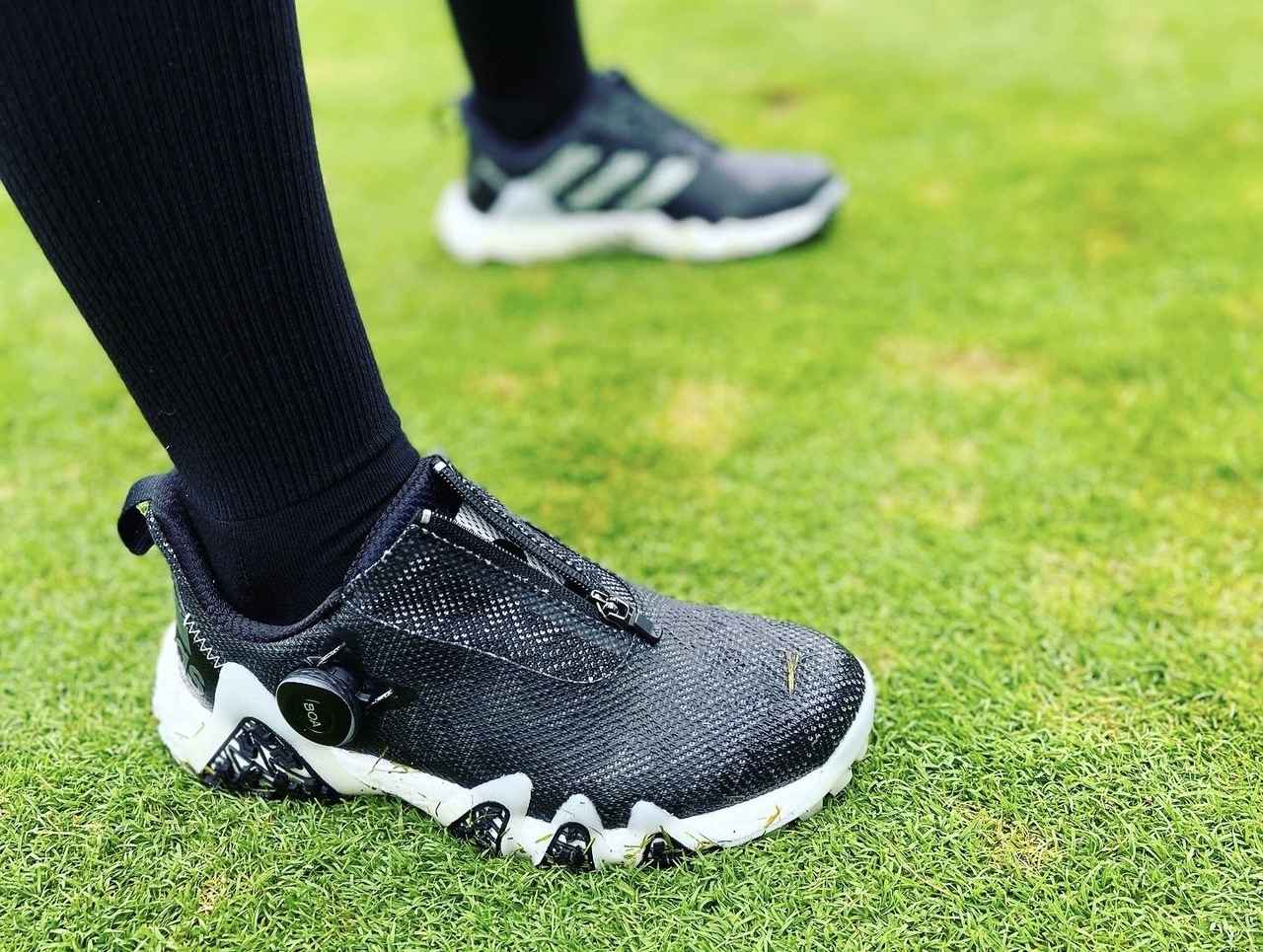 スパイクレス×靴ひもタイプ派のゴルフ女子が「コードカオス22」を試し