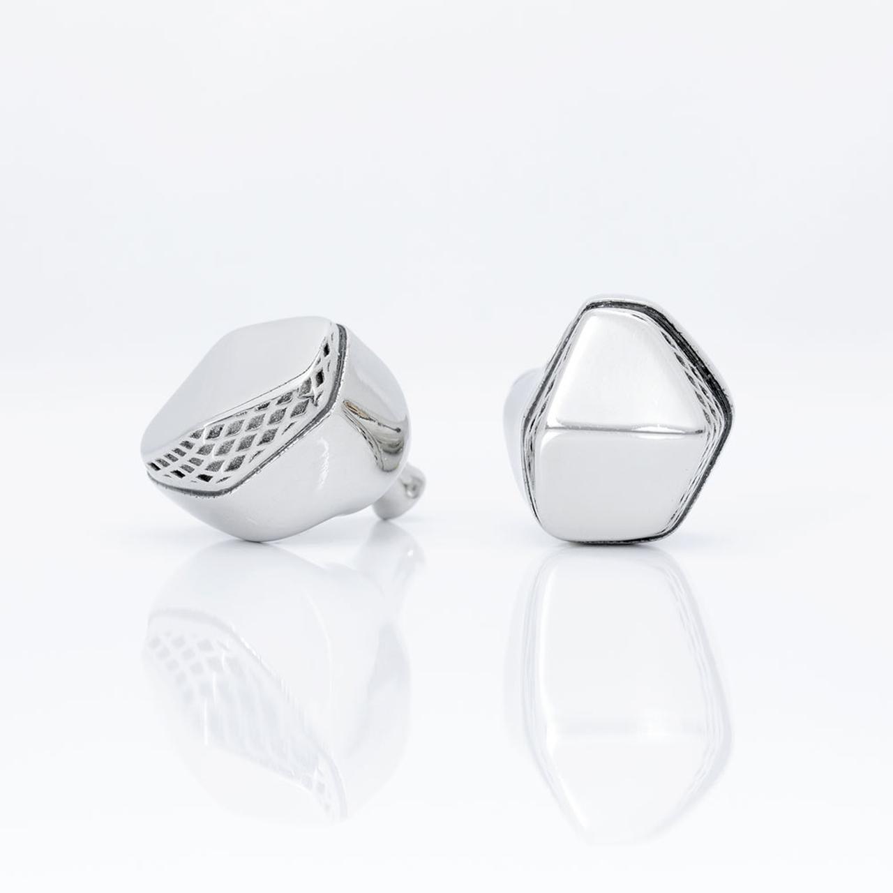 Unique Melody、チタン筐体を採用したハイブリッドイヤホン「Macbeth