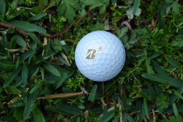 タイガー使用で話題の新ボール『TOUR Bシリーズ』 西郷真央、原英莉花