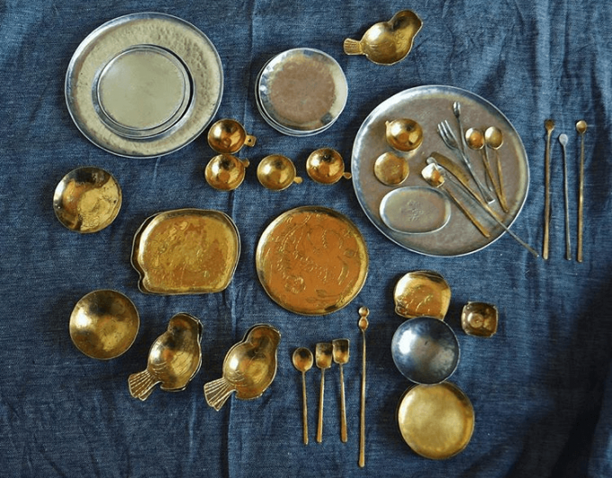 食卓をあたたかく、静かな光で彩る。金工作家・川地あや香さんの