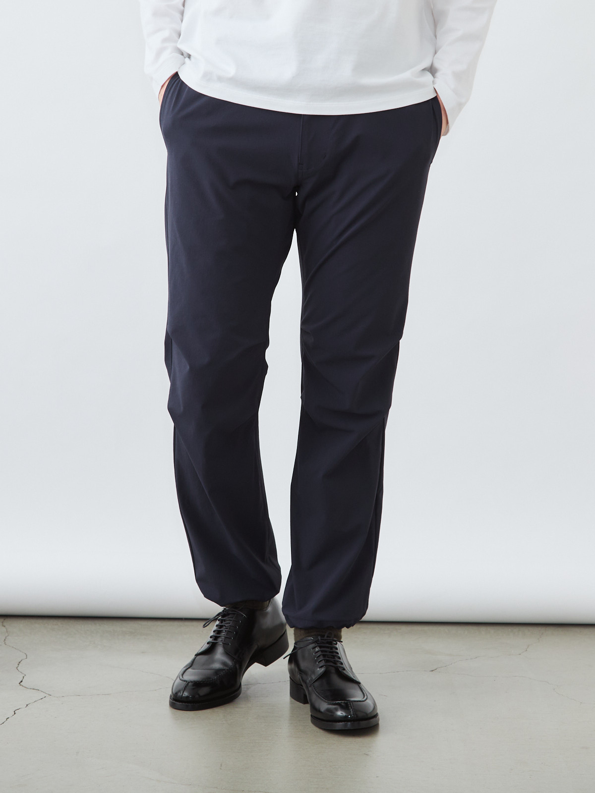 スマートシルエットの超軽量サマーパンツ/ストレート/ネイビー