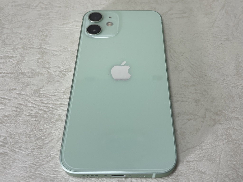 iPhone 12 miniのグリーンはどんな色なのか？外観について実物の写真と